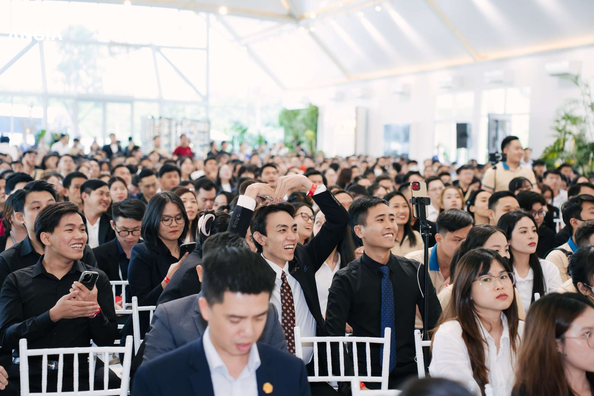 HƠN 2.000 SALES THAM DỰ SỰ KIỆN “CHẠM GIÓ SÔNG”